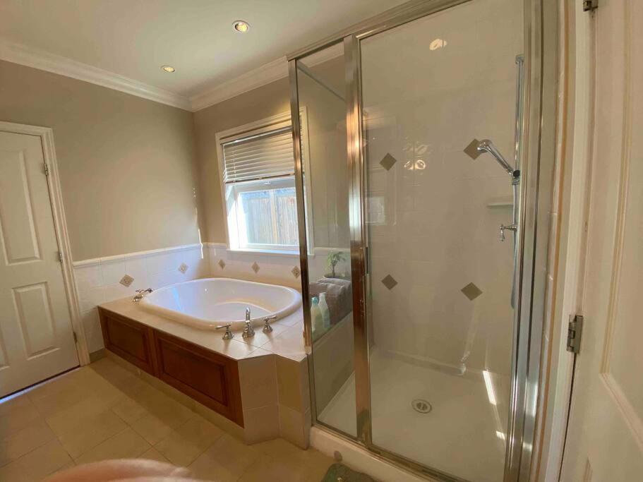 Lucky Suite, Two-Bedroom Suite With Independent Entrance In Richmond Close To Yvr Eksteriør billede